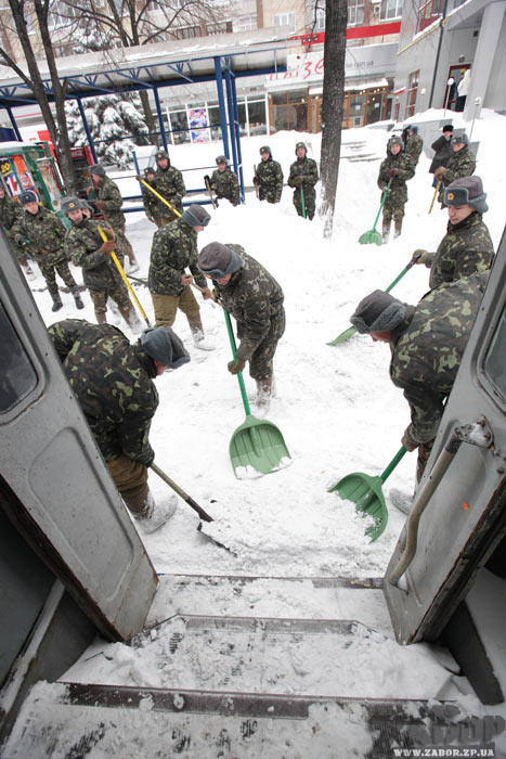 Солдаты разгружают снег перед троллейбусом (Запорожье)