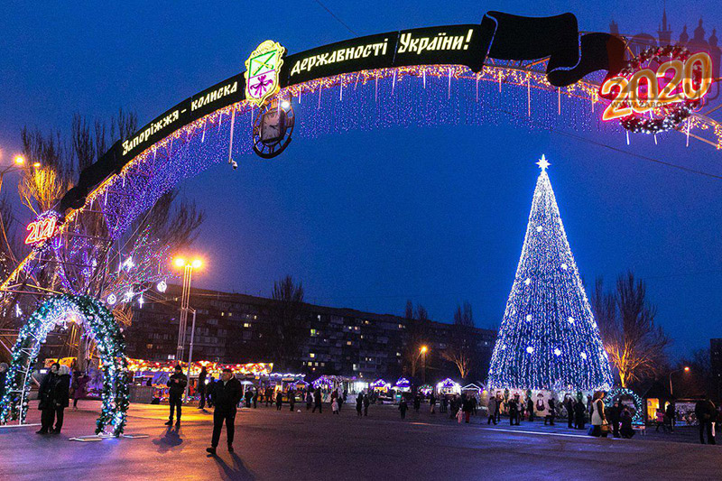 Центральная облатсная елка на площади Фестивальной в Запорожье
