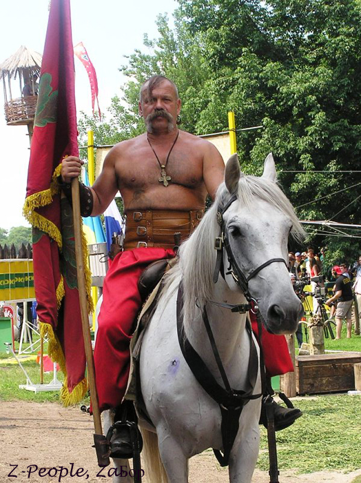 Козак с флагом на коне (Конный театр, Запорожье)