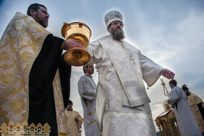 Владыка Лука святит воду на Крещение в Запорожье