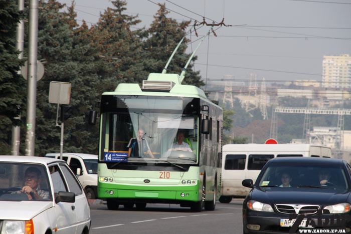Новый Луцкий троллейбус обкатывают на пр.Ленина в Запорожье