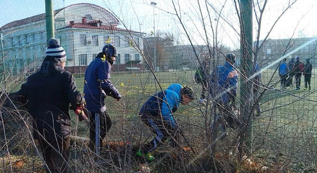 Футбольная школа "Металлург" (дети пролазят через забор)